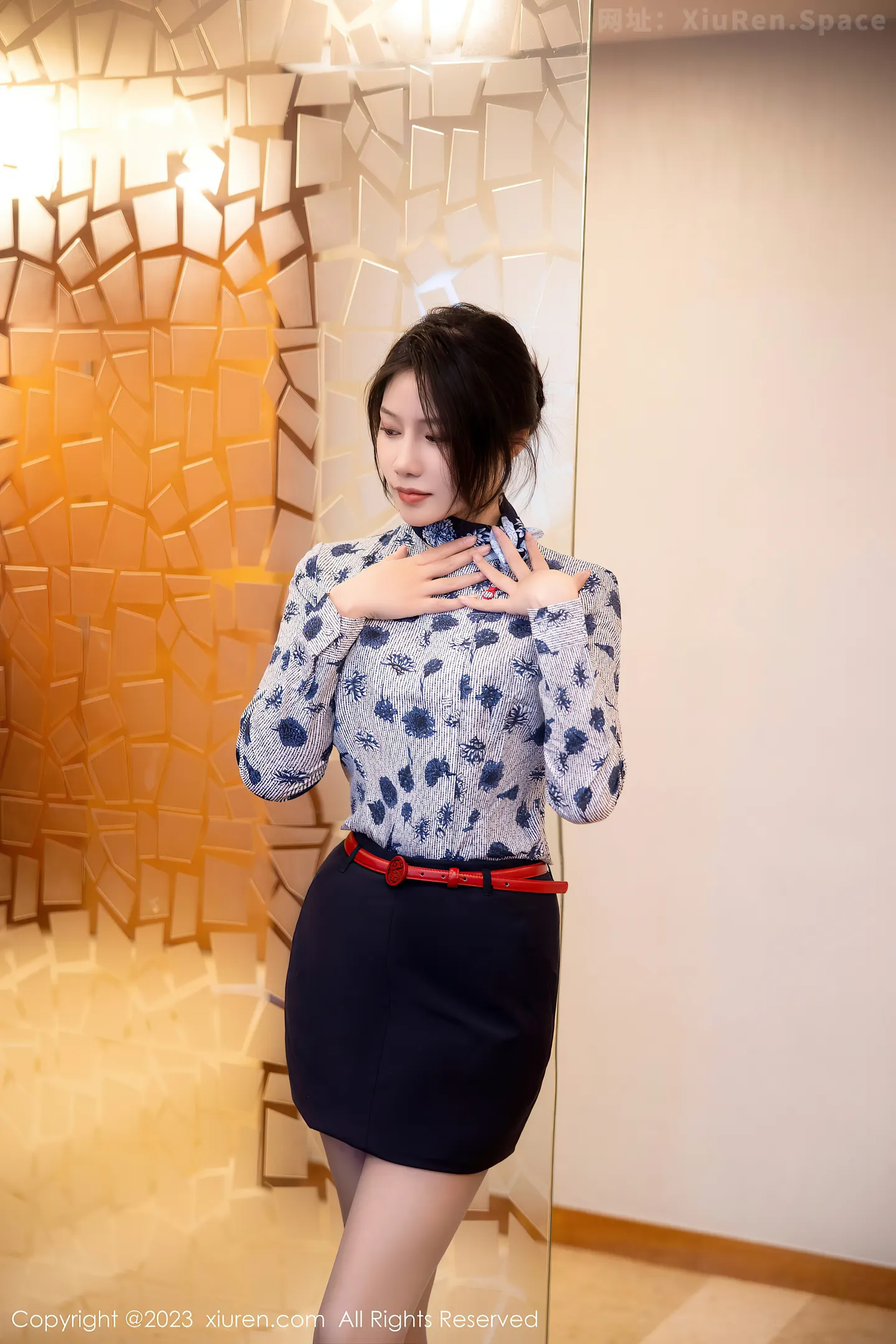 图片[4]-[XiuRen秀人网]2023.02.27 VOL.6328 桃桃子_ 性感女警官制服与透视情趣内衣加黑丝美腿私房写真集-秀人网官方网站